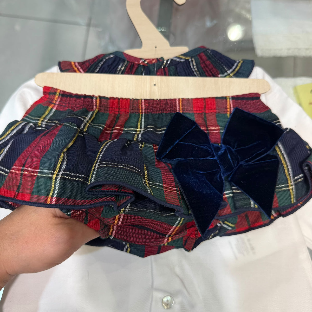 Completo natalizio bimba tartan Calamaro Baby con camicetta bianca, colletto a volant, coulotte scozzese e fiocco blu