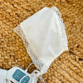 Abito Battesimo bimba bianco con ricamo nido d'ape, punto smock e cuffietta coordinata.