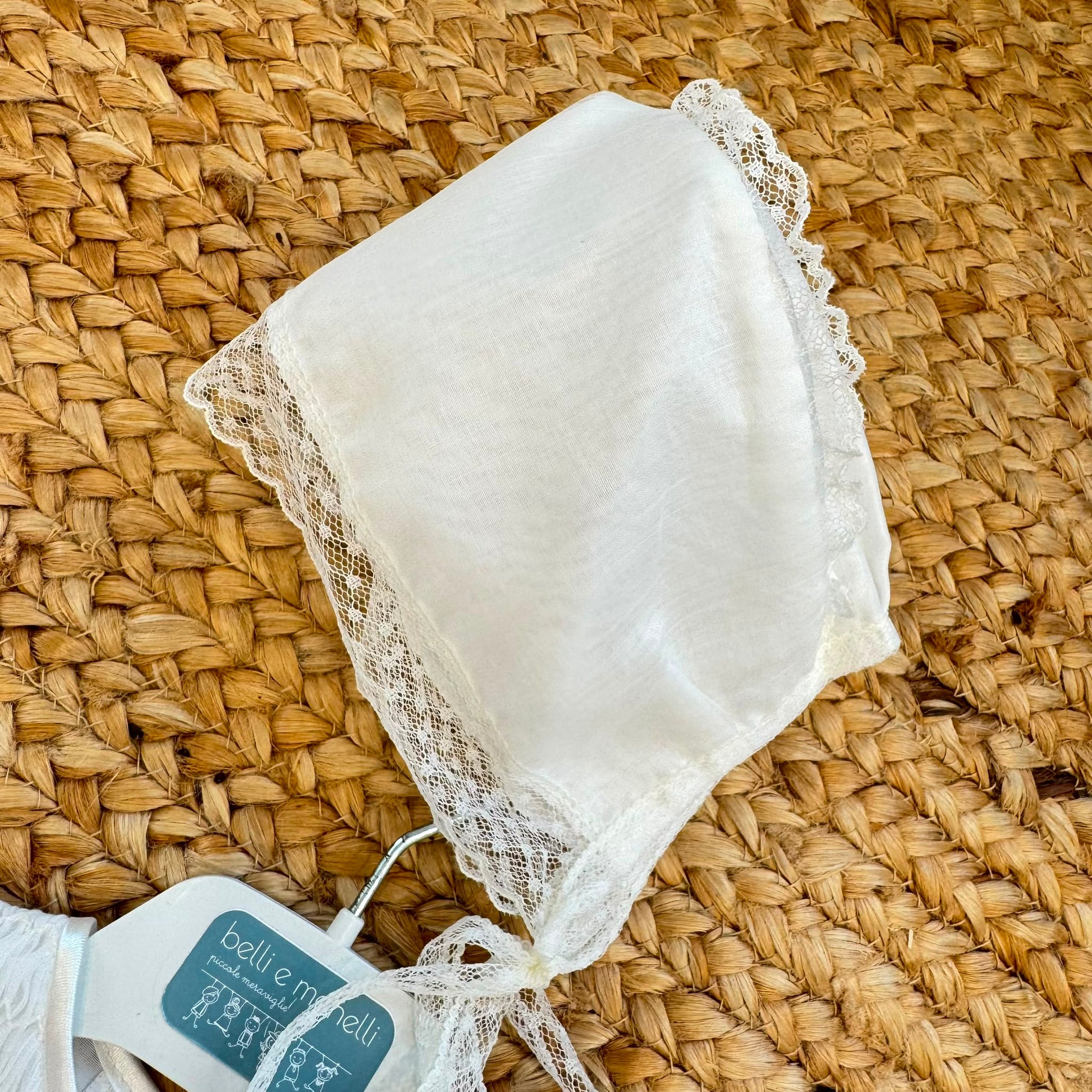 Abito Battesimo bimba bianco con ricamo nido d'ape, punto smock e cuffietta coordinata.