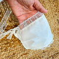 Abito battesimo bimba bianco in tulle con ricamo nido d’ape e cuffietta coordinata