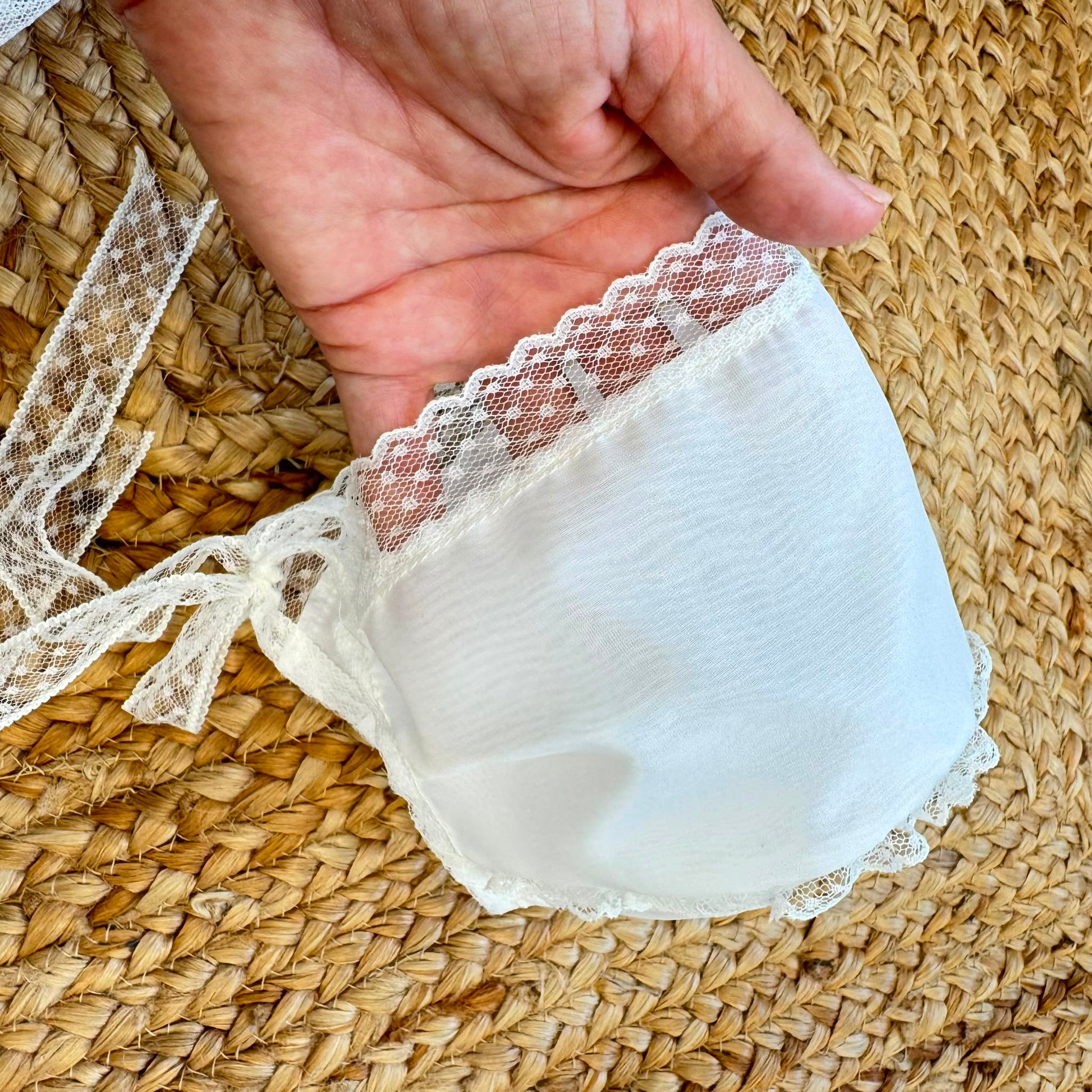 Abito battesimo bimba bianco in tulle con ricamo nido d’ape e cuffietta coordinata