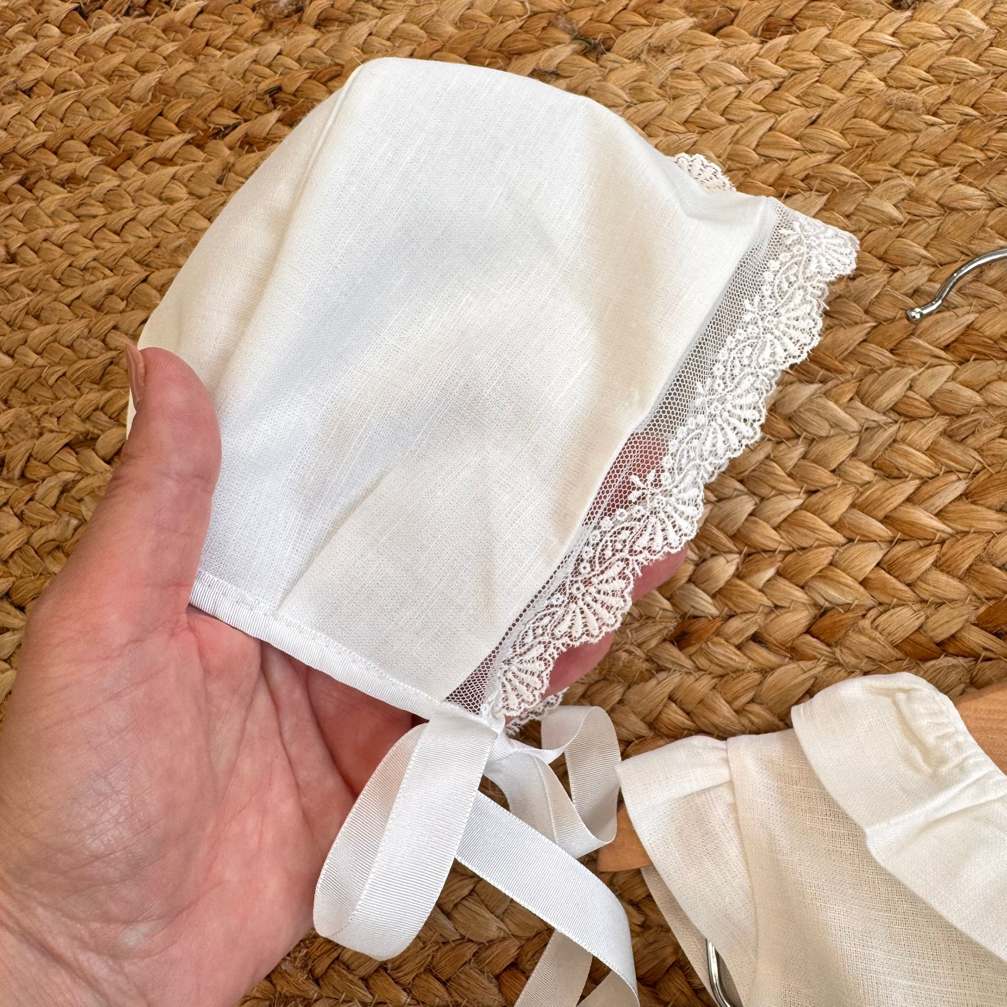 Abito battesimo bambina in lino con fascia verde salvia, fiocco e cuffietta coordinata