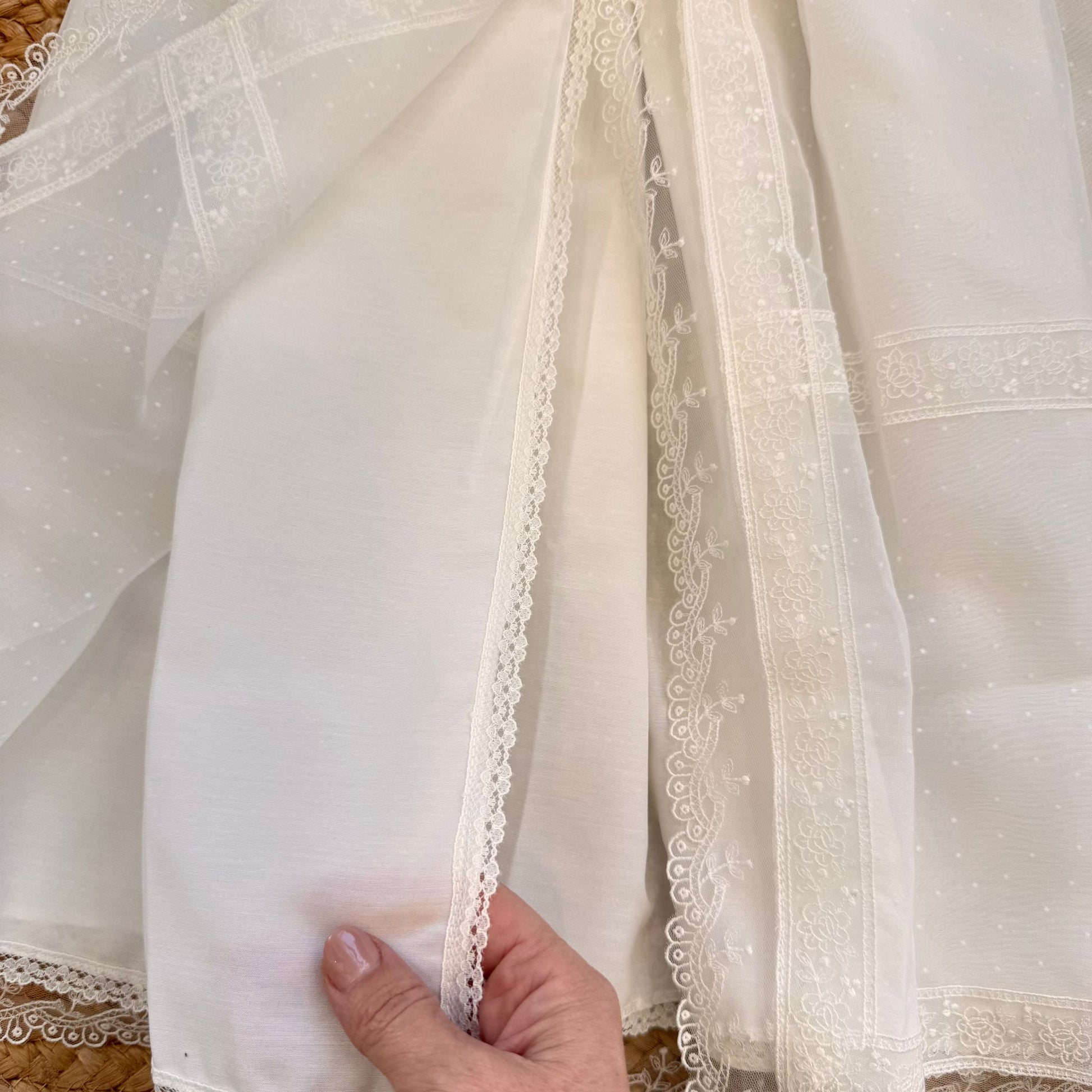 cuffietta battesimo bimba coordinata con ricamo e pizzo