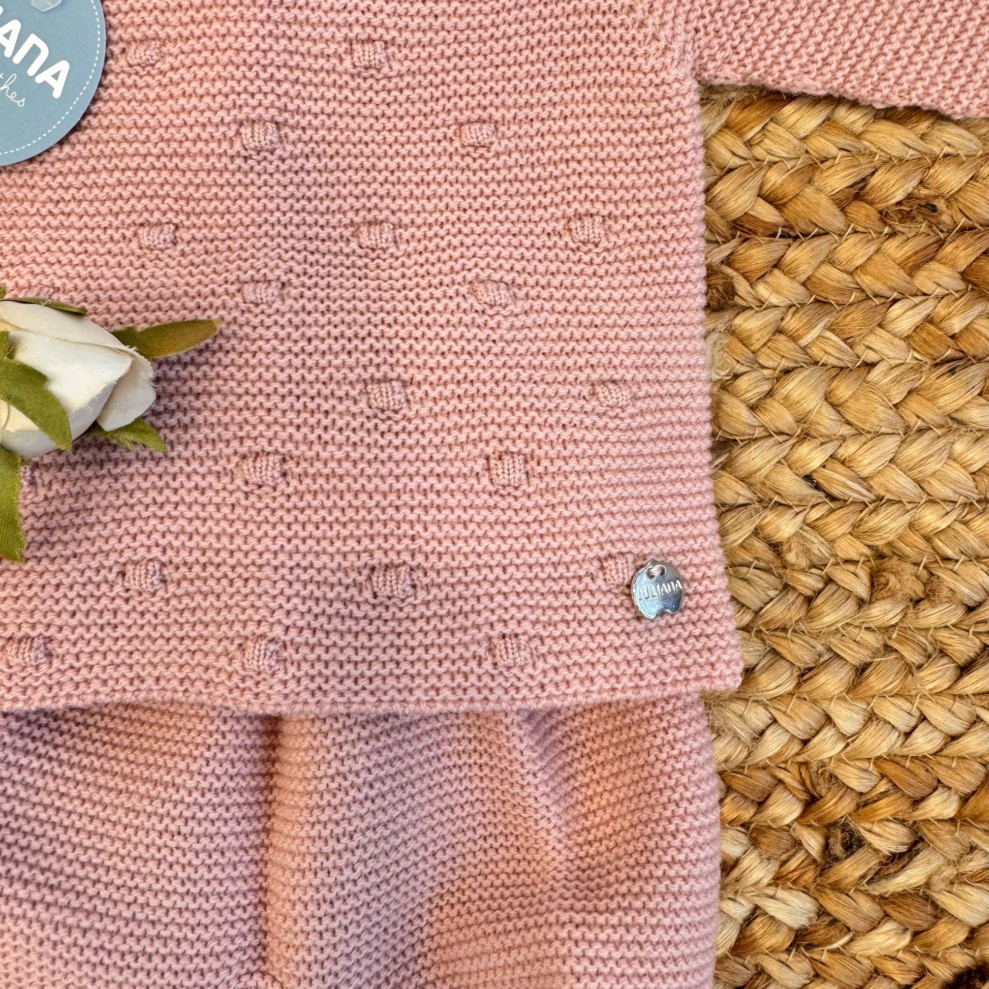 Cuffietta in maglia rosa abbinata al completo neonata