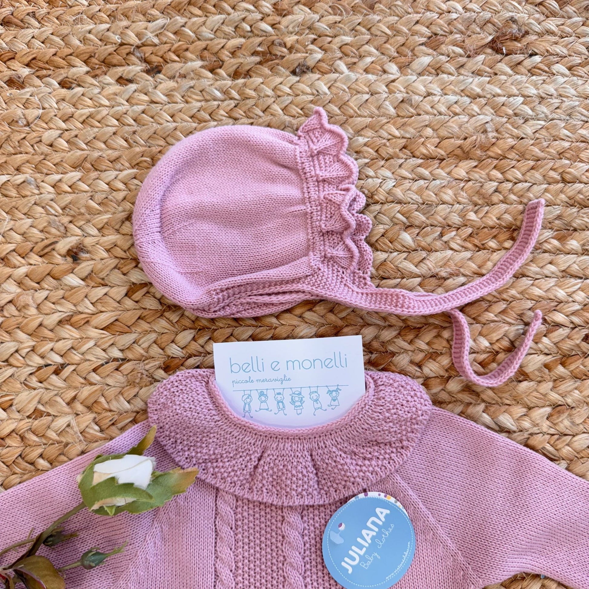 Cuffietta in maglia rosa con volant abbinata alla maglia

