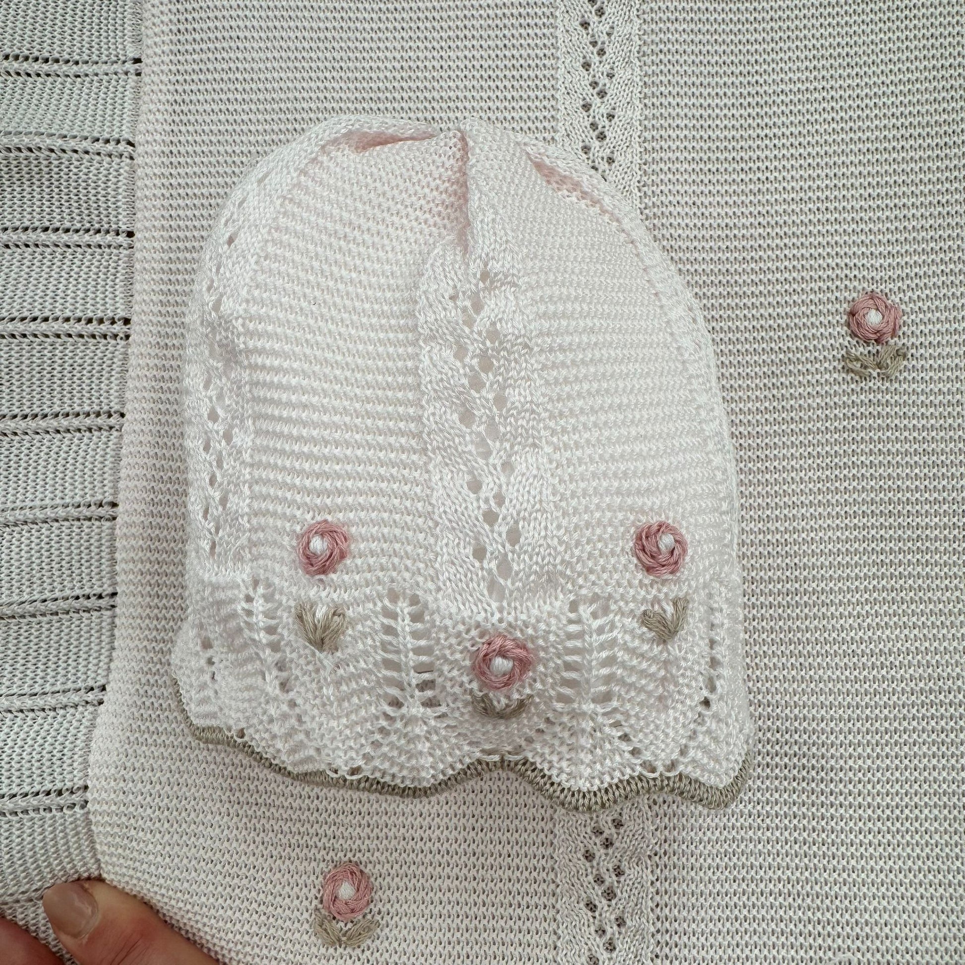 Cuffietta neonata in cotone 100% con bordo lavorato e ricami