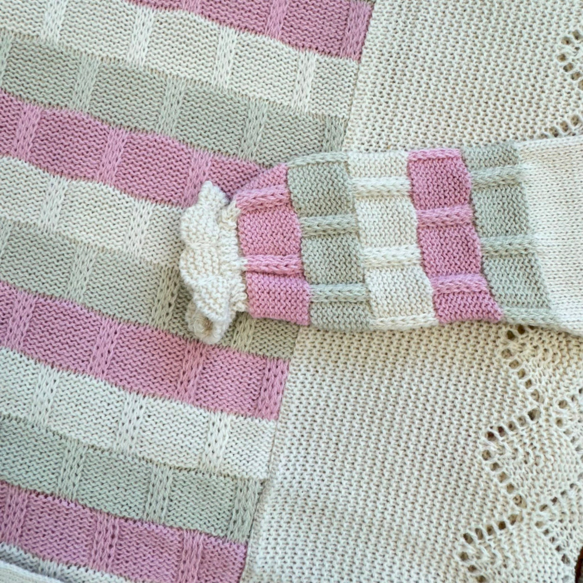 Set nascita neonata Juliana con copertina panna rigata rosa e verde salvia