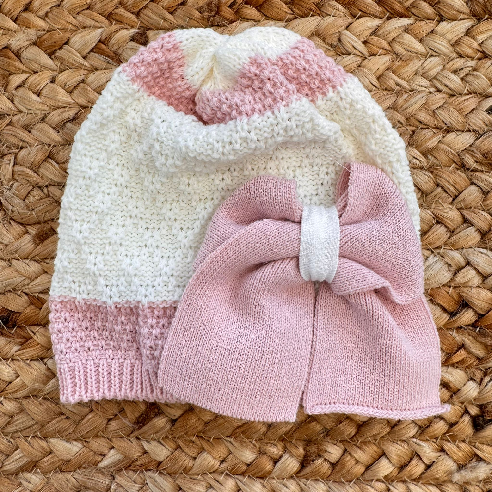 Cuffietta in maglia lavorata panna e rosa con maxi fiocco rosa, ideale per neonata in autunno inverno