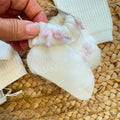 Completo neonata in pura lana bianco con maglia, pantalone, cappellino e scarpine ricamate a mano