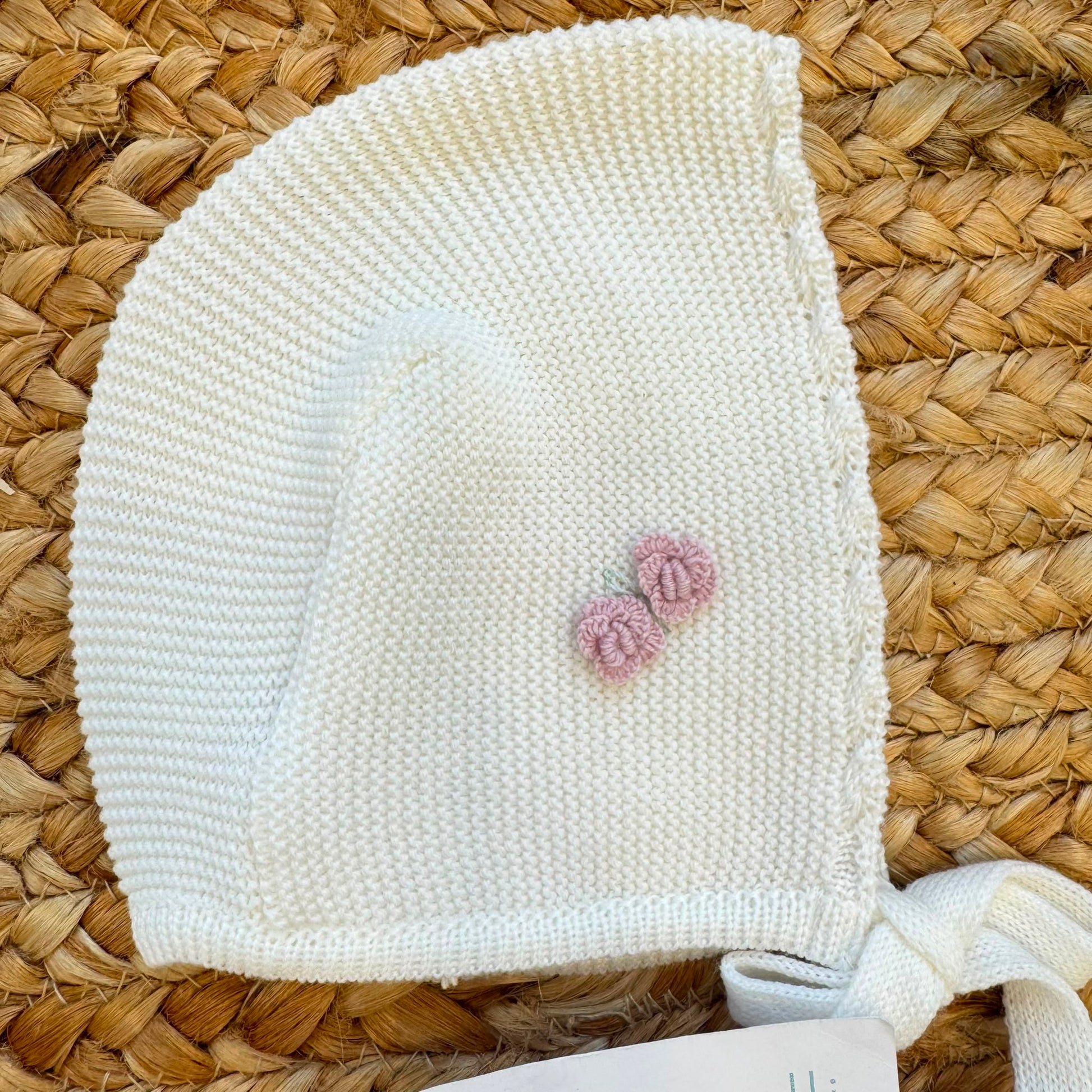 Uscita clinica neonata in pura lana panna e rosa con salopette, maglioncino, cuffietta, scarpine e copertina ricamata