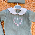 Uscita clinica neonata in pura lana verde salvia con copertina ricamata a mano.