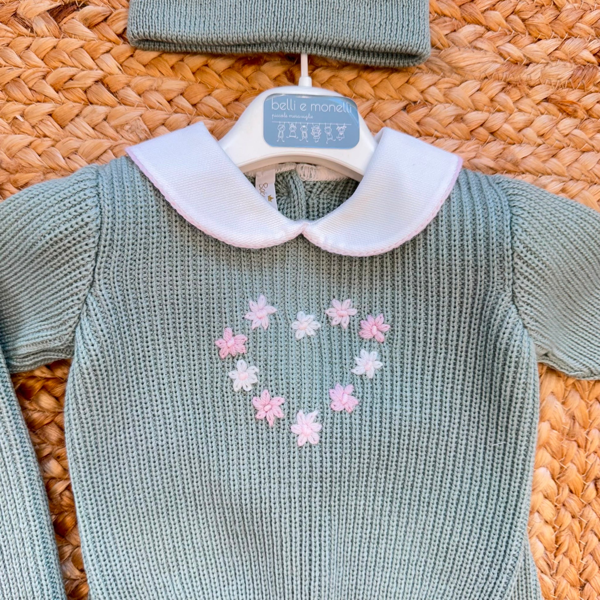 Completo neonata in pura lana verde salvia con ricami floreali realizzati a mano.