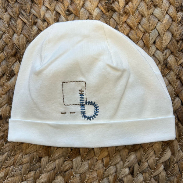 Cuffietta neonato con iniziale “b” ricamata in blu

