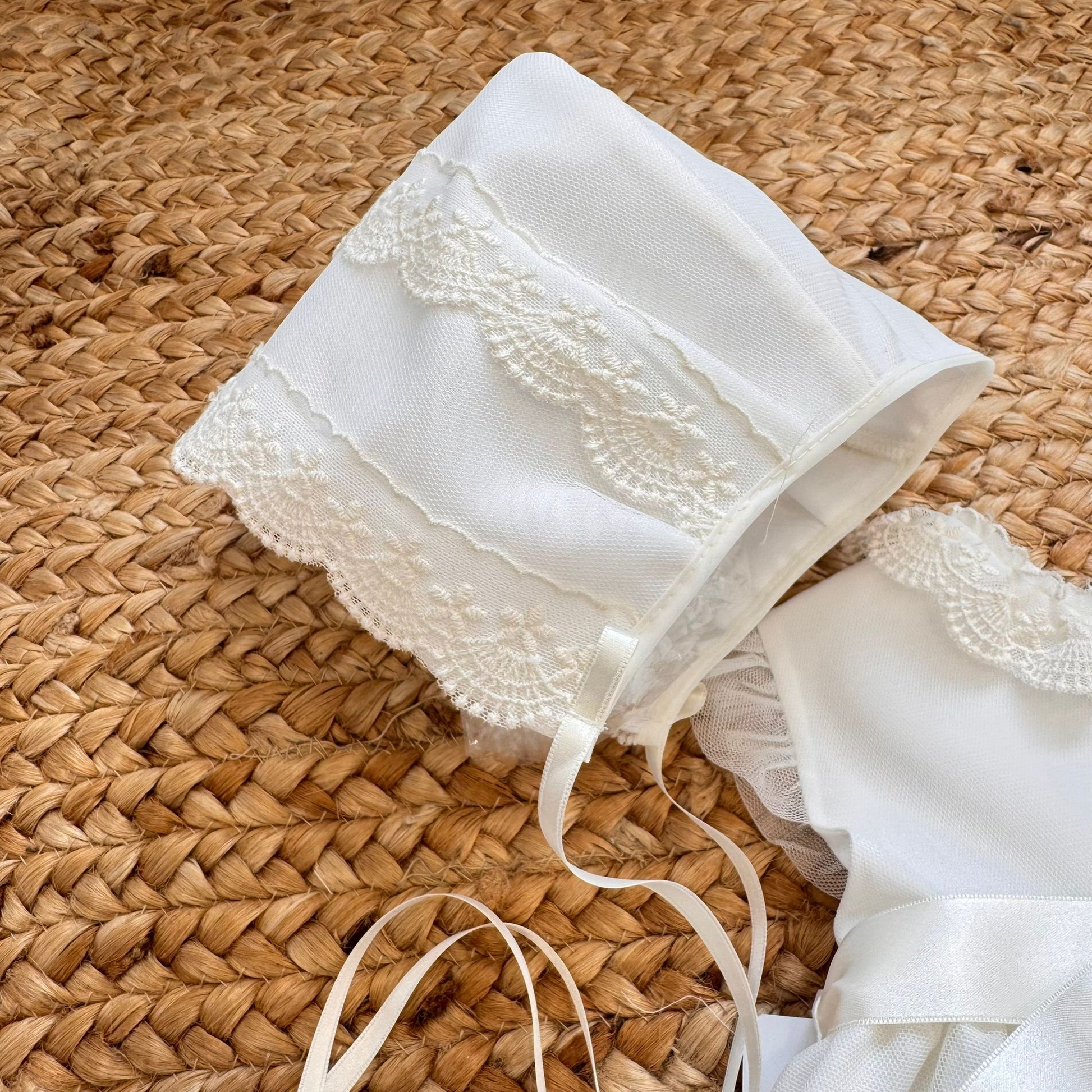 Abito battesimo neonata panna con cuffietta coordinata e fiocco in raso