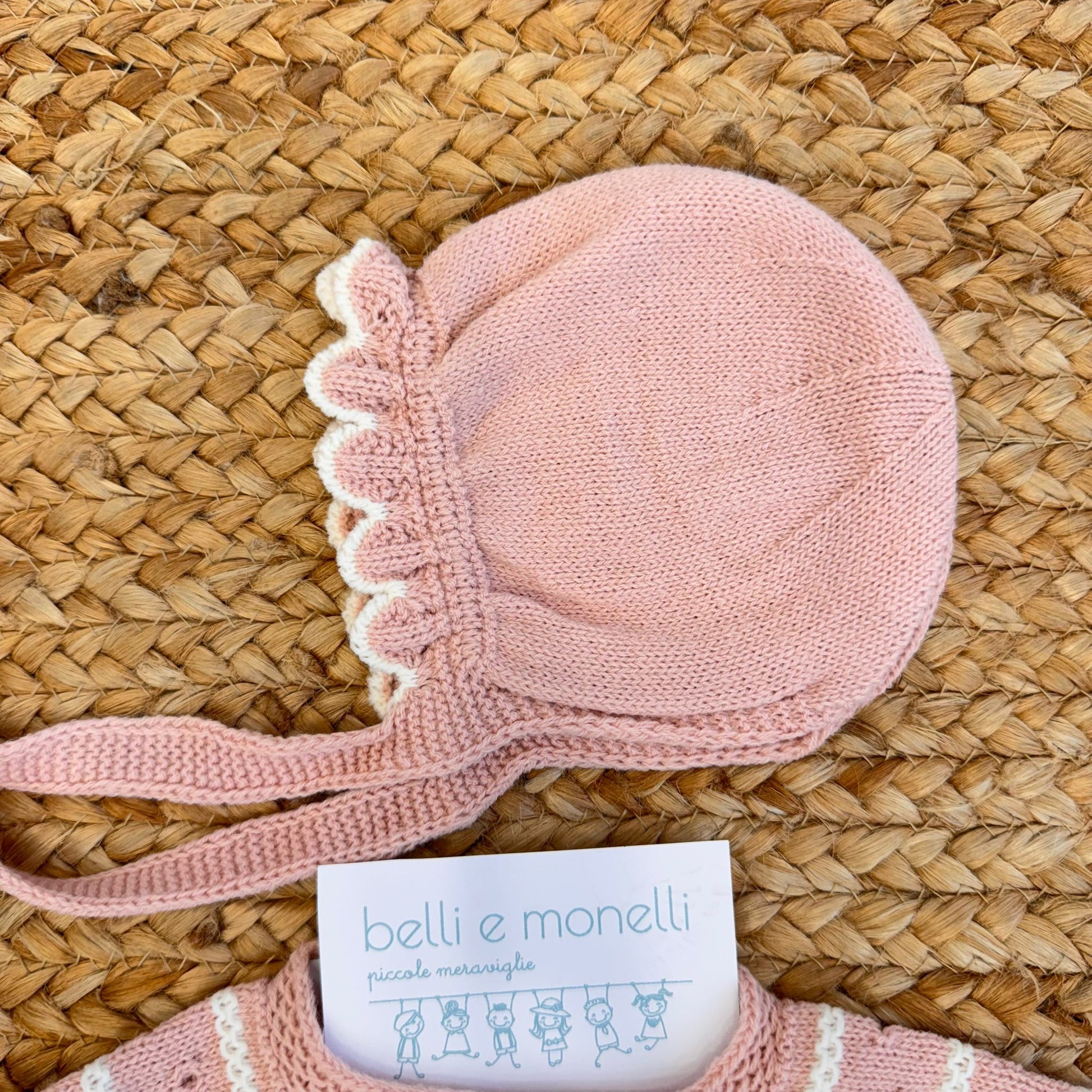 Cuffietta rosa con bordo smerlato panna per neonata