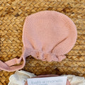 Cuffietta rosa abbinata al completo nascita neonata
