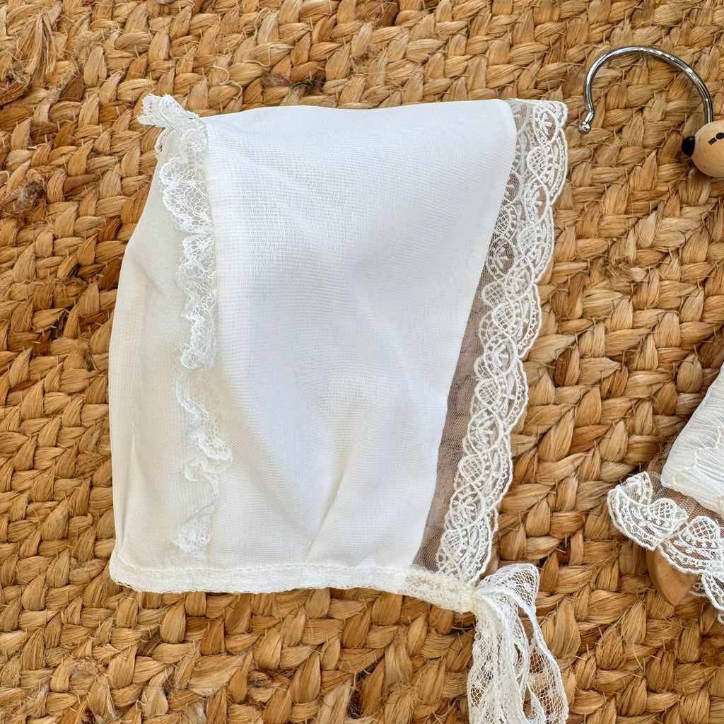 Cuffietta bianca in pizzo coordinata all’abito