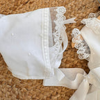 Cuffietta da cerimonia neonata in pizzo bianco