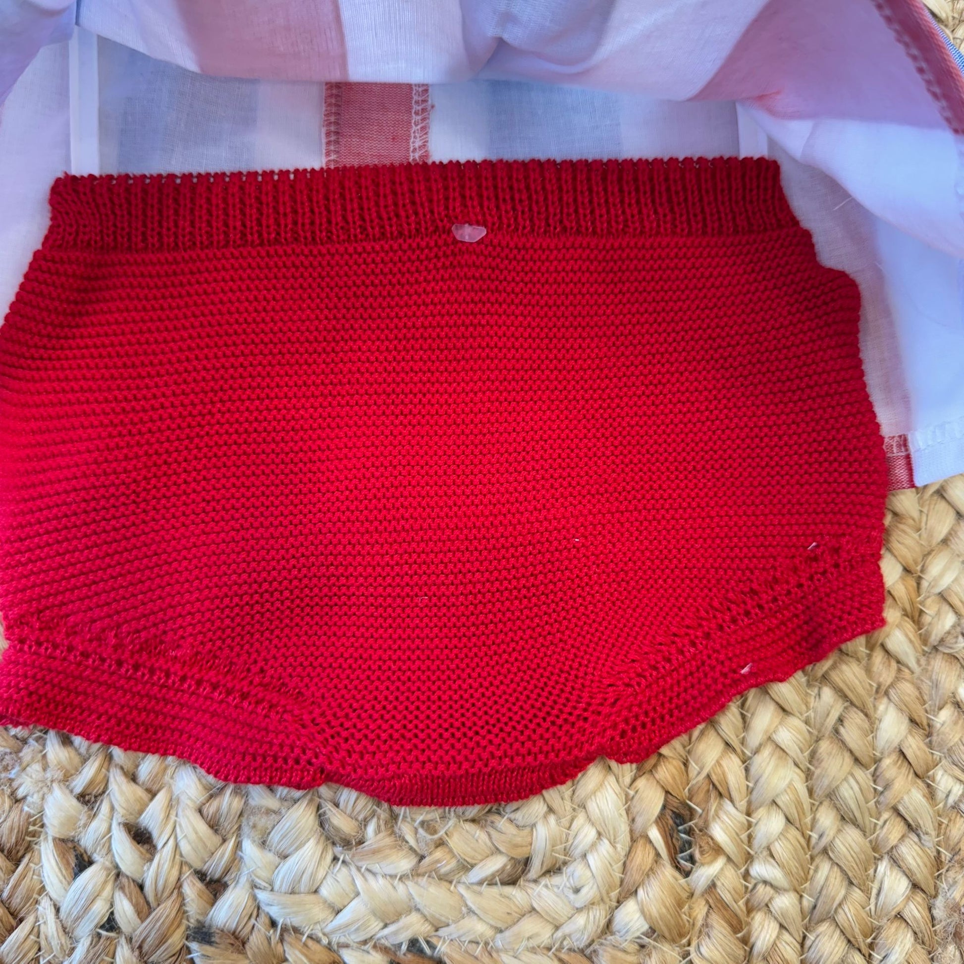 dettaglio culotte maglia rossa neonata
