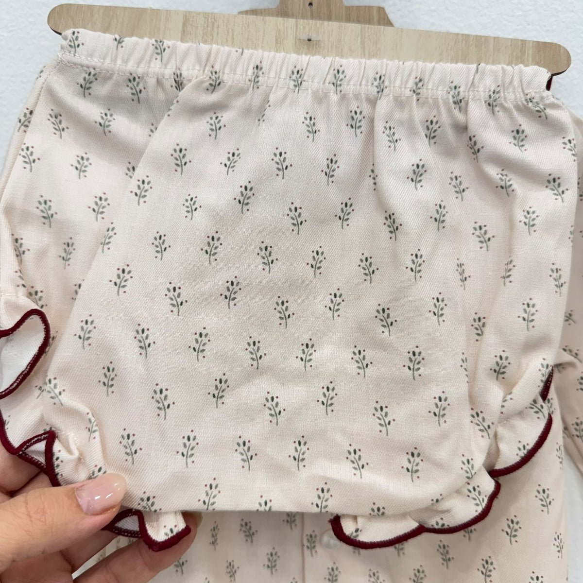 Vestitino neonata panna con fantasia floreale e colletto volant bordeaux