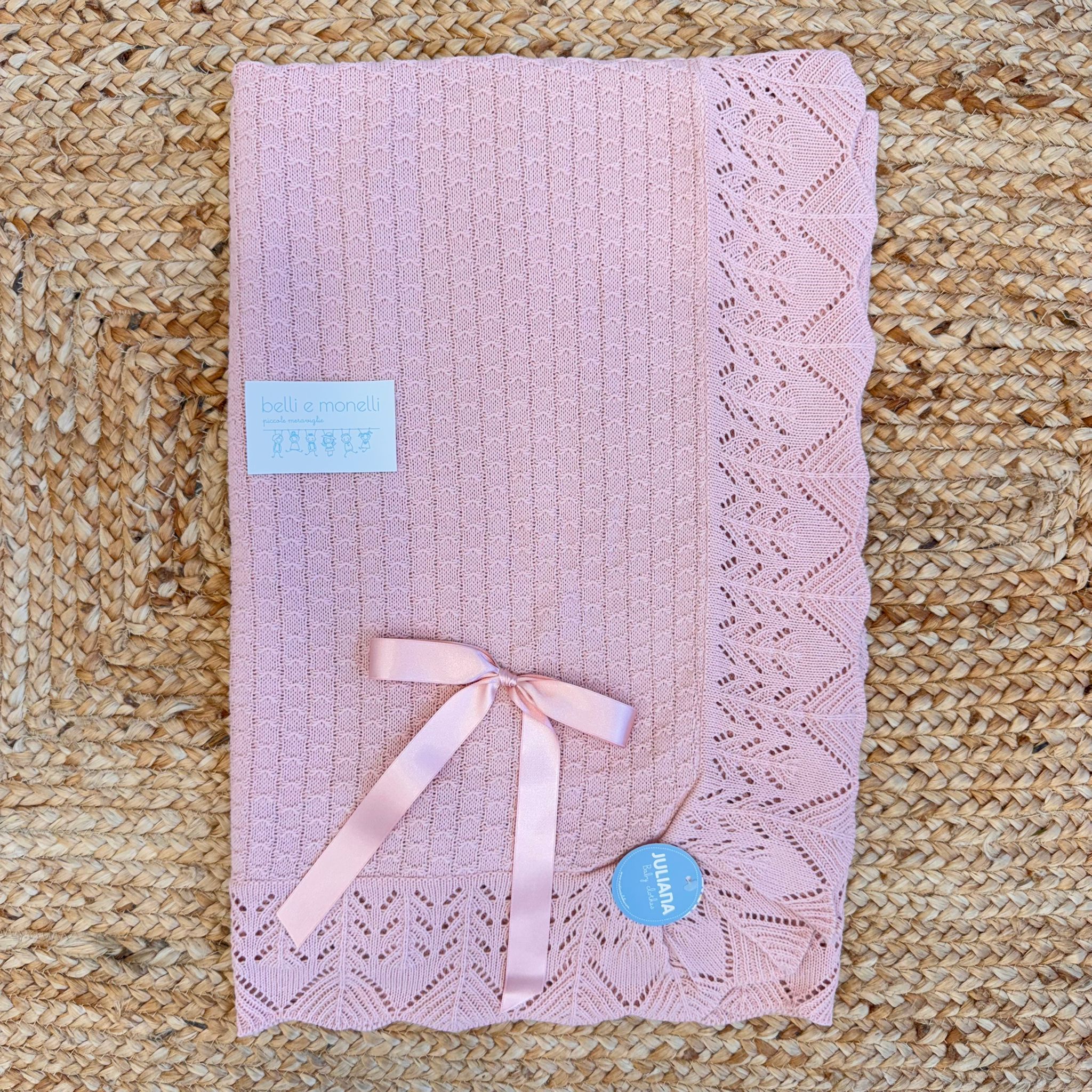 Copertina neonata rosa con fiocco e bordo a rombi