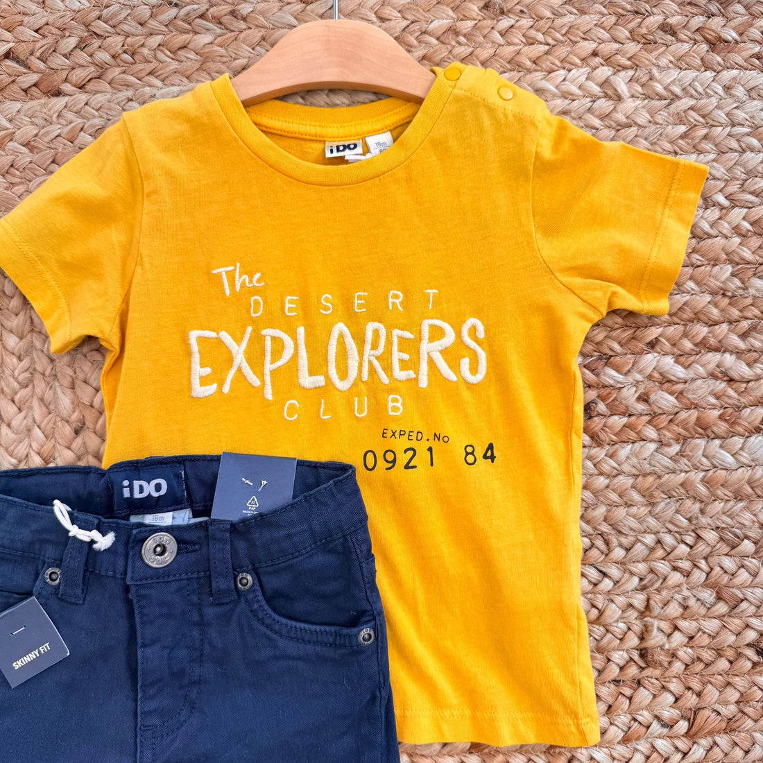 Completo estivo bambino con t-shirt gialla e pantalone blu slim fit