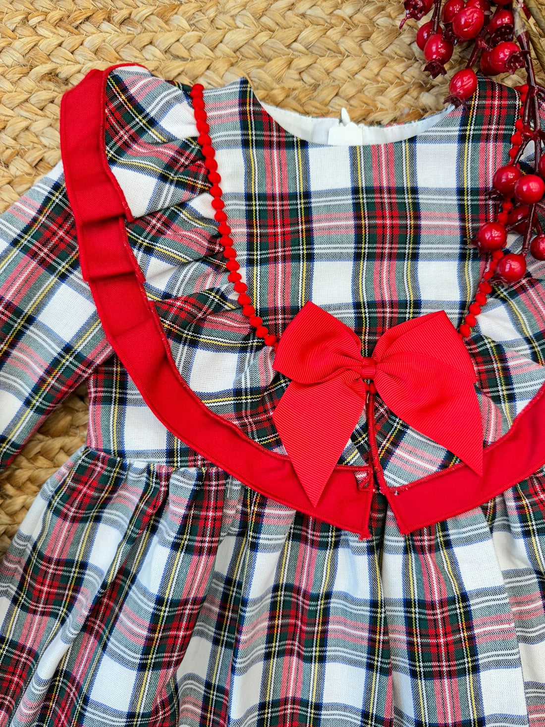 Abito in tartan e piccoli pon pon