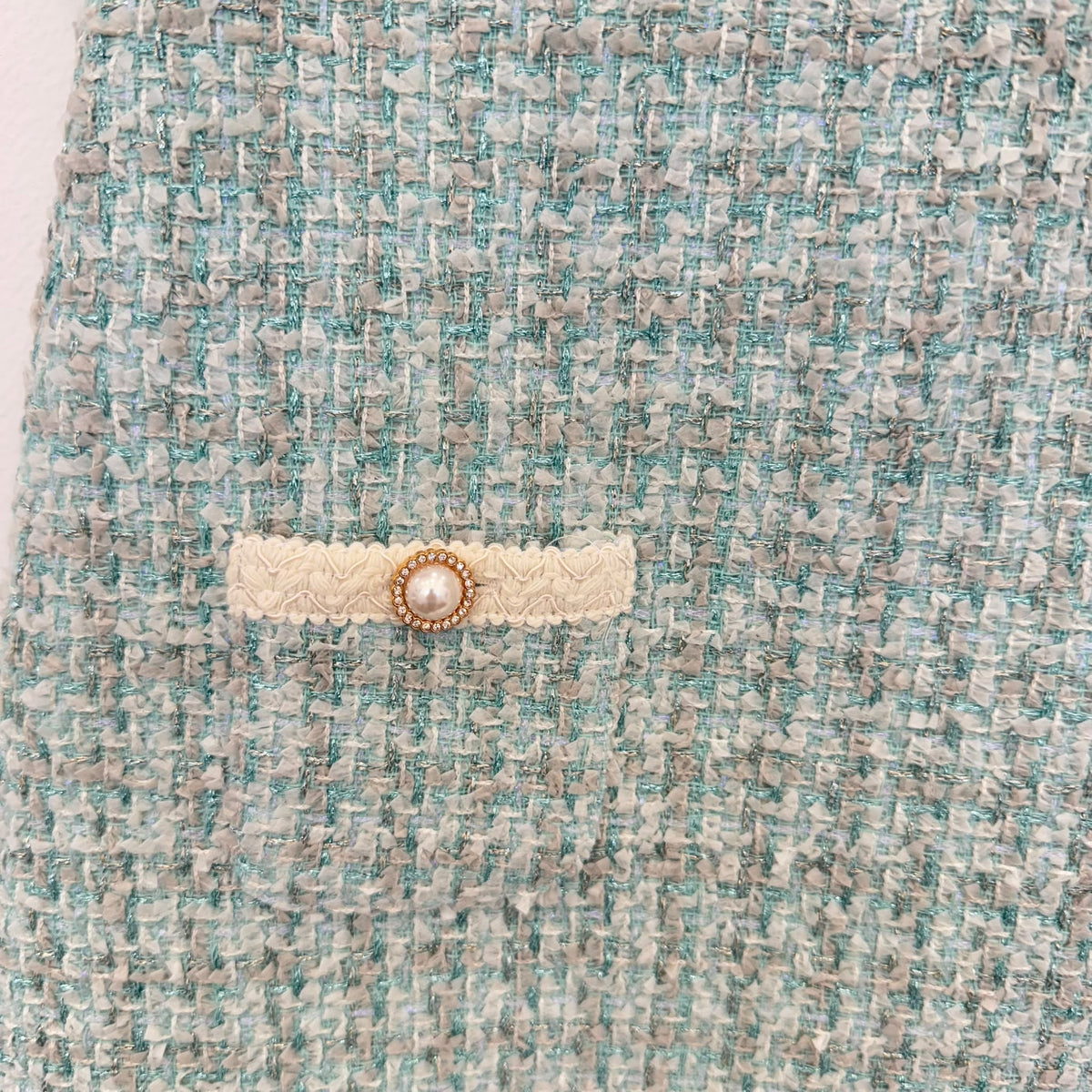 Abito elegante bambina in tweed verde acqua con dettagli gioiello avorio, maniche corte e linea svasata