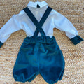 Dettaglio papillon in velluto del completo da Battesimo bimbo con camicia bianca.