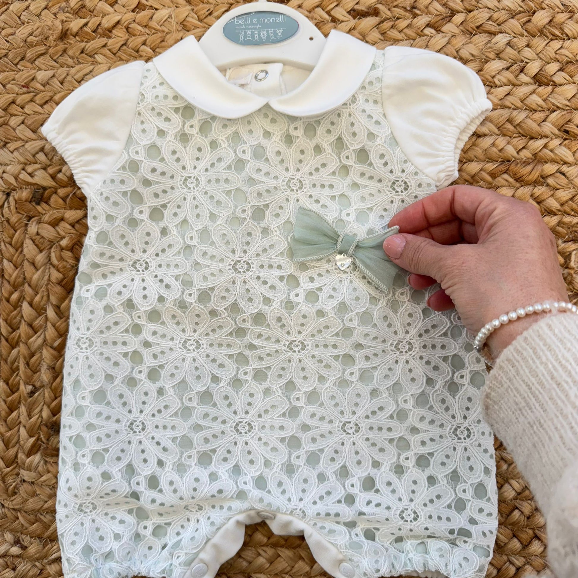 Dettaglio macramè tutina neonata in cotone