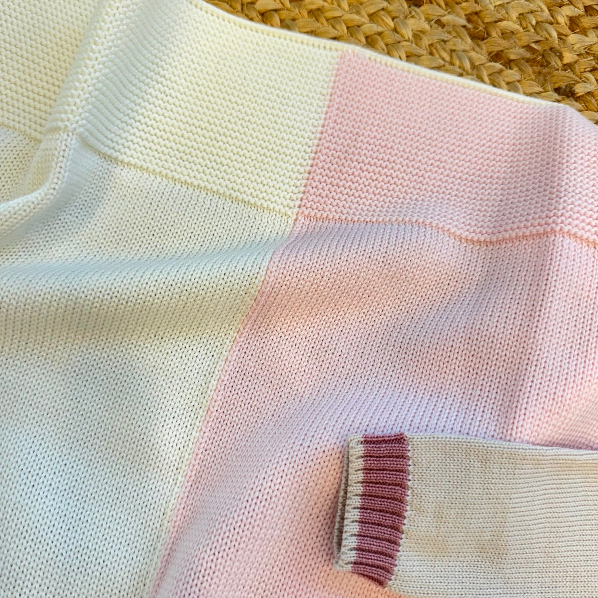 Copertina neonata in pura lana rosa, latte e beige con coordinato nascita Made in Italy.