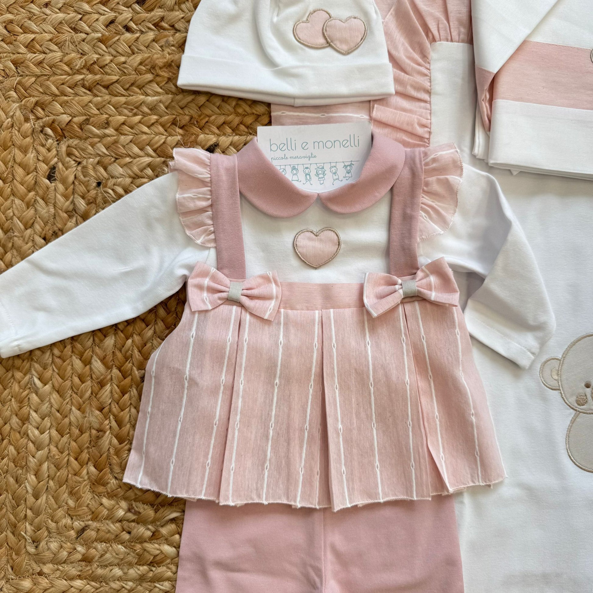 dettaglio abitino rosa con fiocchi applicati