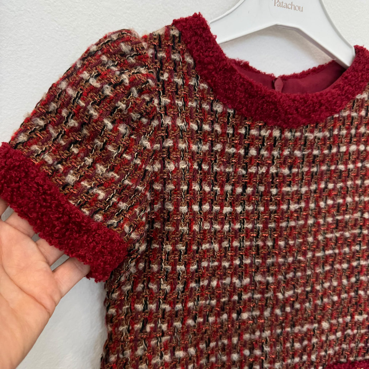 Abito elegante bambina in bouclé bordeaux con lurex, bordi rossi e taschine decorate