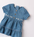 Dettaglio abito denim neonata con ricami floreali e bottoni decorativi