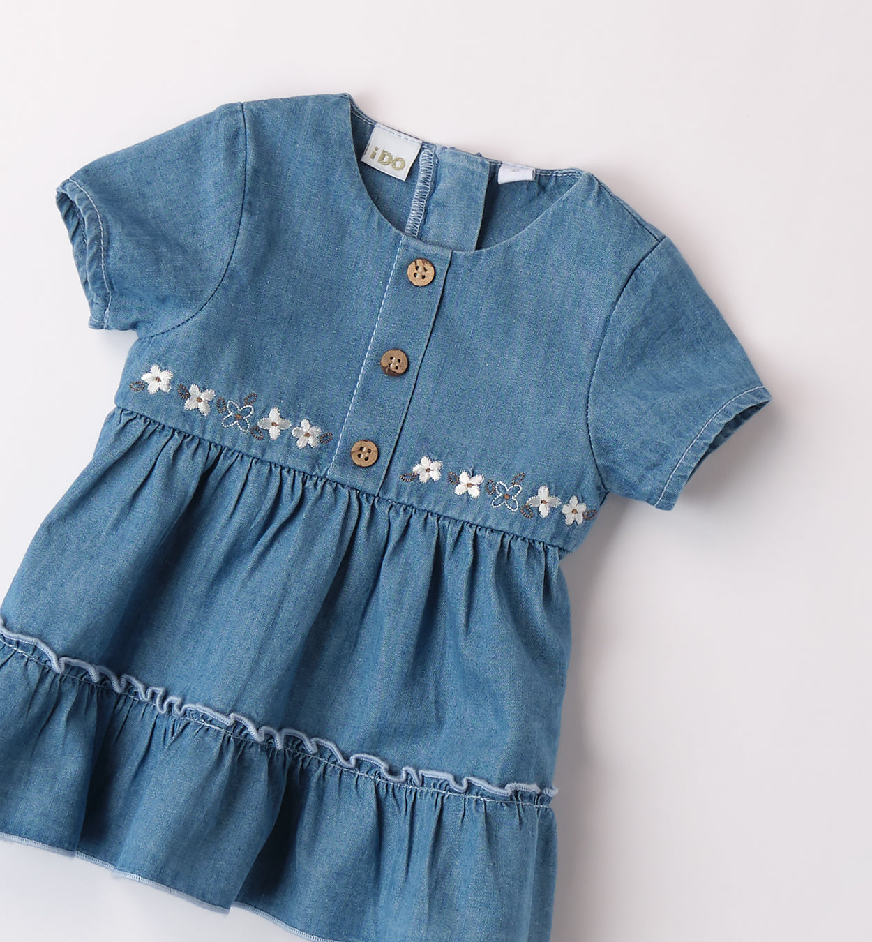  Dettaglio abito denim neonata con ricami floreali e bottoni decorativi