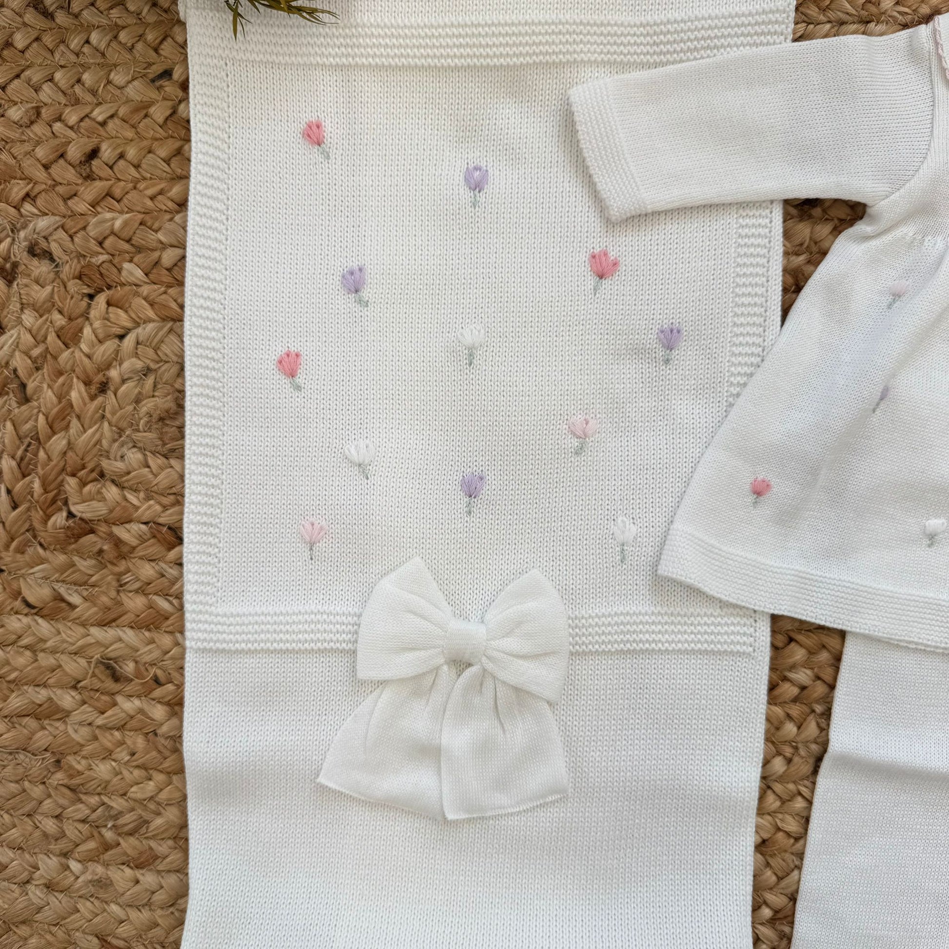 uscita clinica neonata in cotone con tulipani ricamati e copertina coordinata