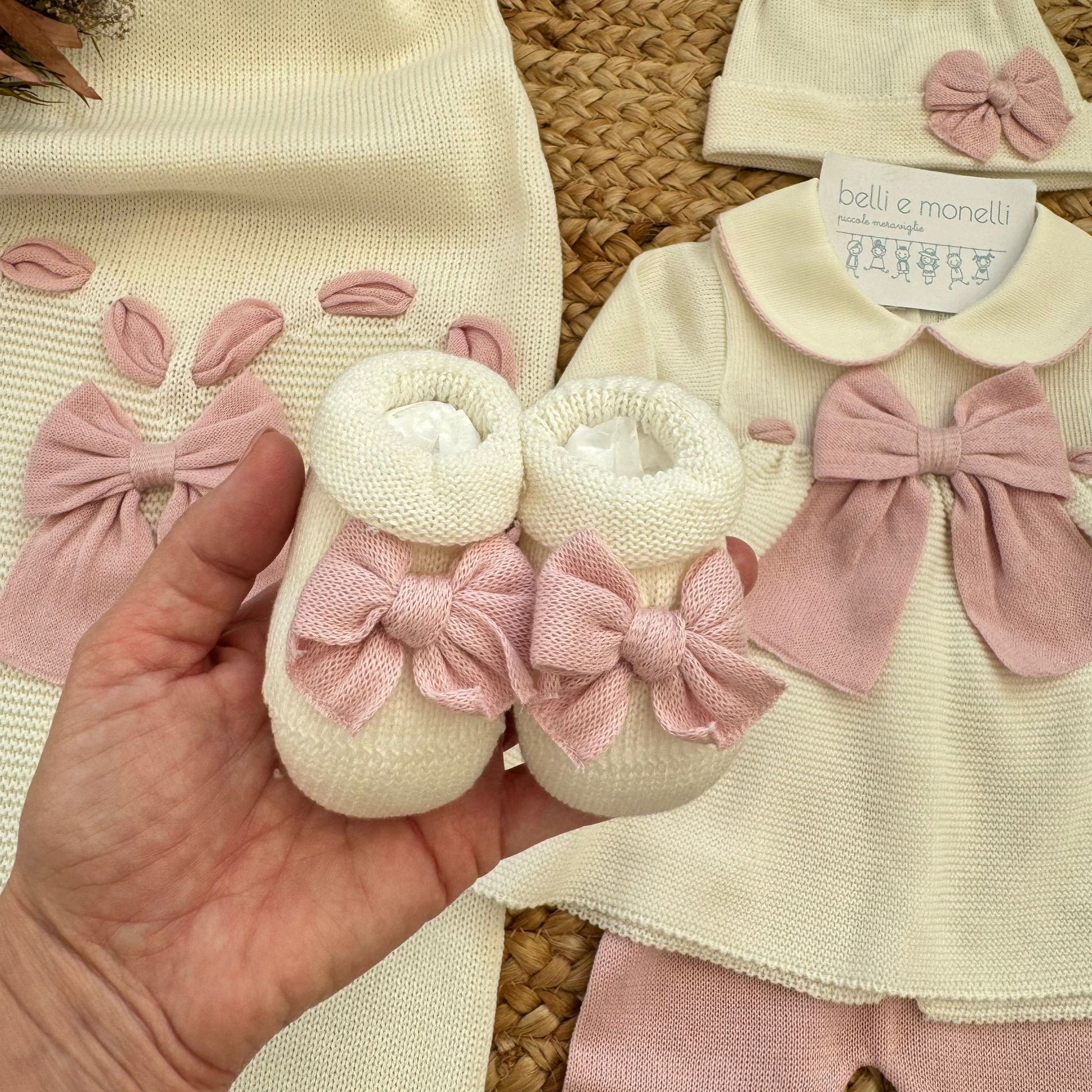 dettaglio abito neonata in cotone con apertura posteriore e lavorazione sartoriale