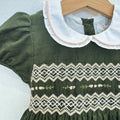 Abito bimba velluto millerighe verde con punto smock e colletto bianco