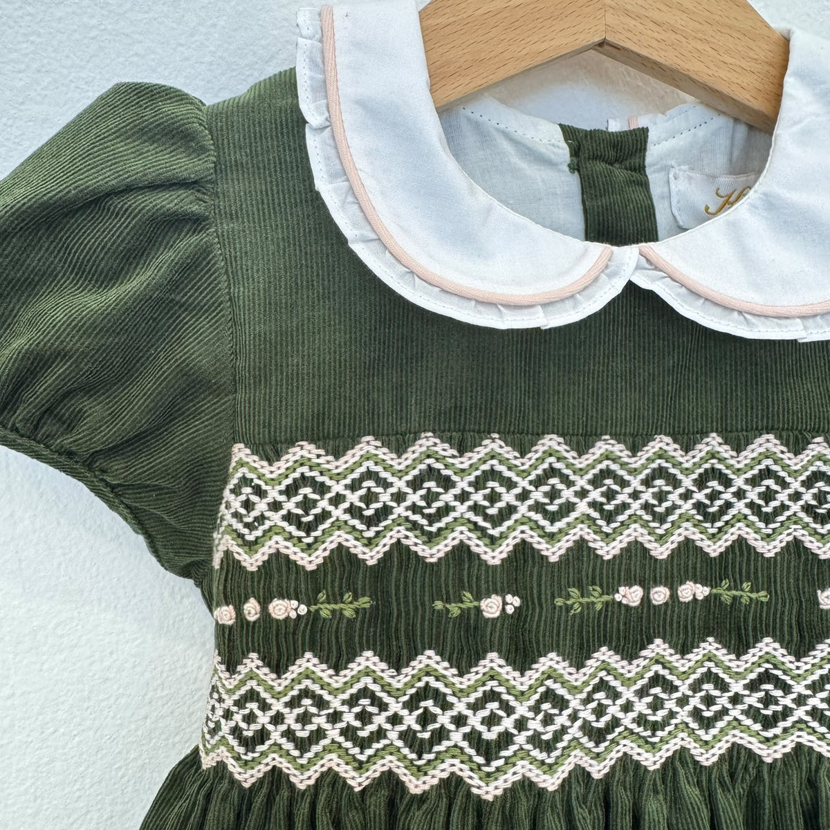 Abito bimba velluto millerighe verde con punto smock e colletto bianco