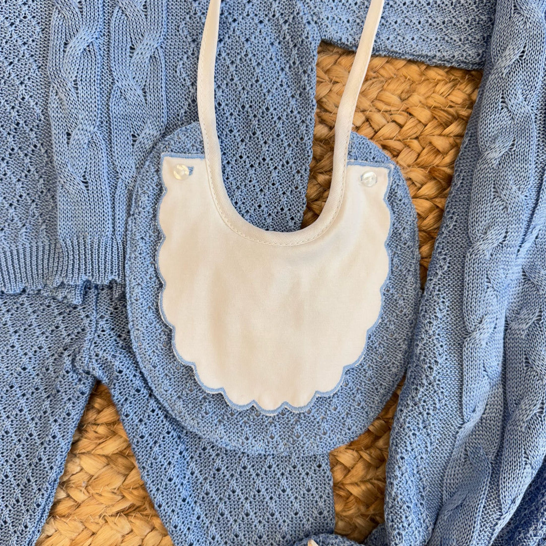 Coordinato nascita azzurro in filo di cotone con copertina abbinata