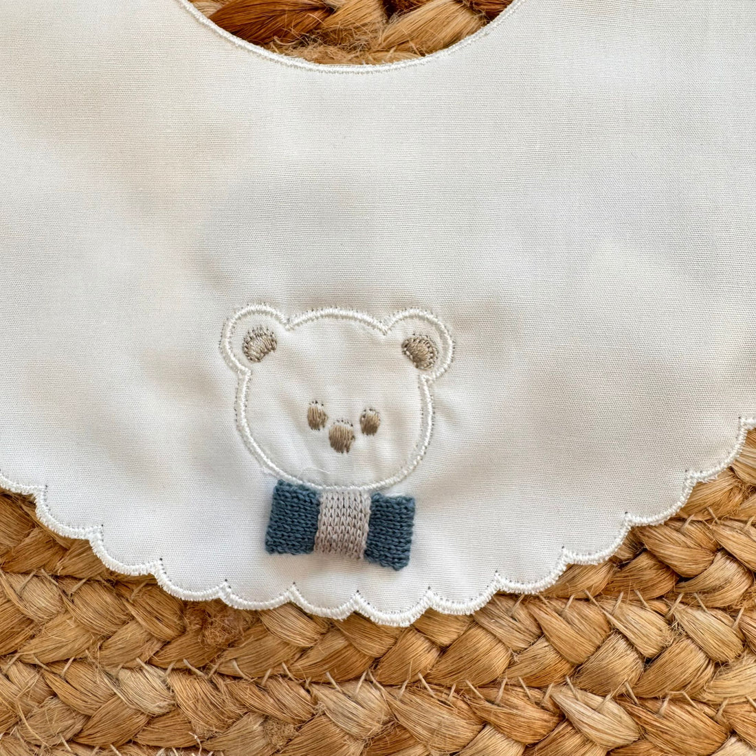 Bavaglino in cotone bianco con ricamo orsetto e fiocco per neonato, ideale per uscita clinica

