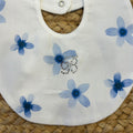  Dettaglio bavaglino in cotone con fiori azzurri e strass