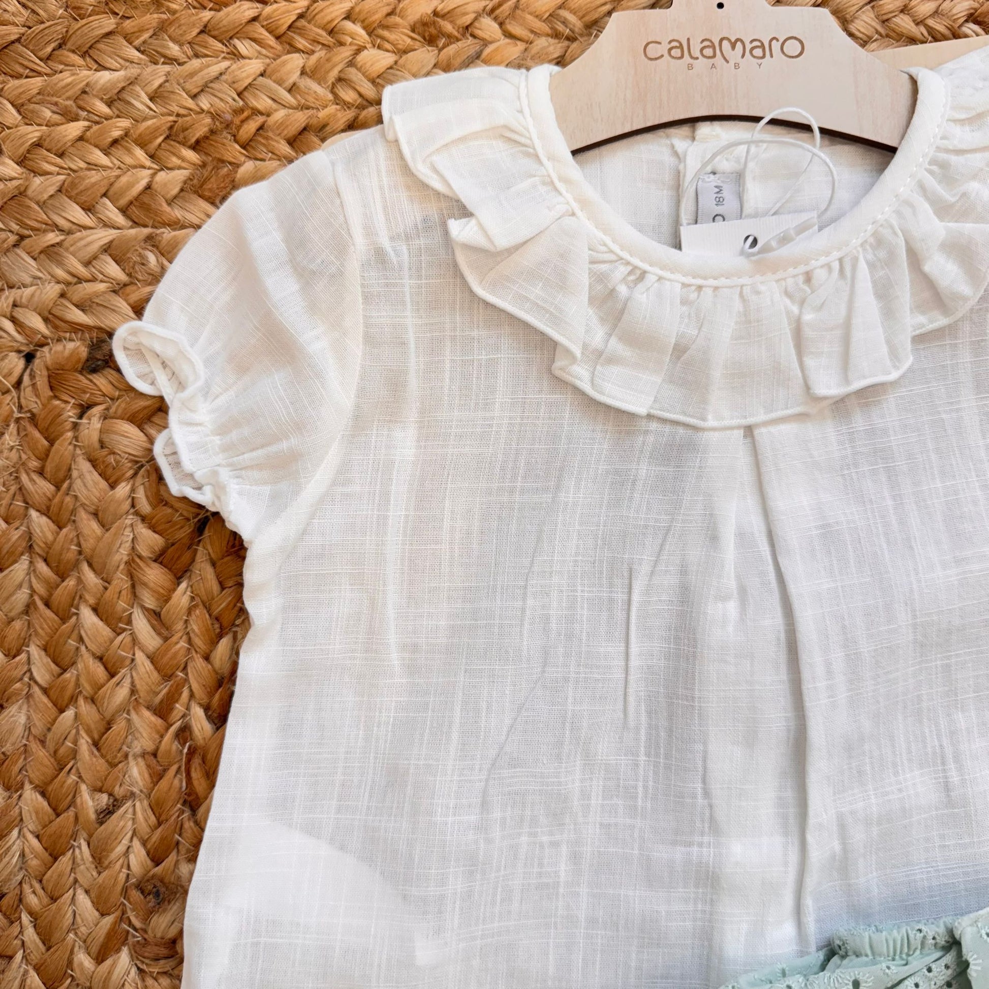 dettaglio blusa neonata cotone con colletto arricciato