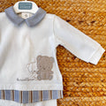 Dettaglio blusa in cotone con colletto melange e ricamo orsetti per neonato