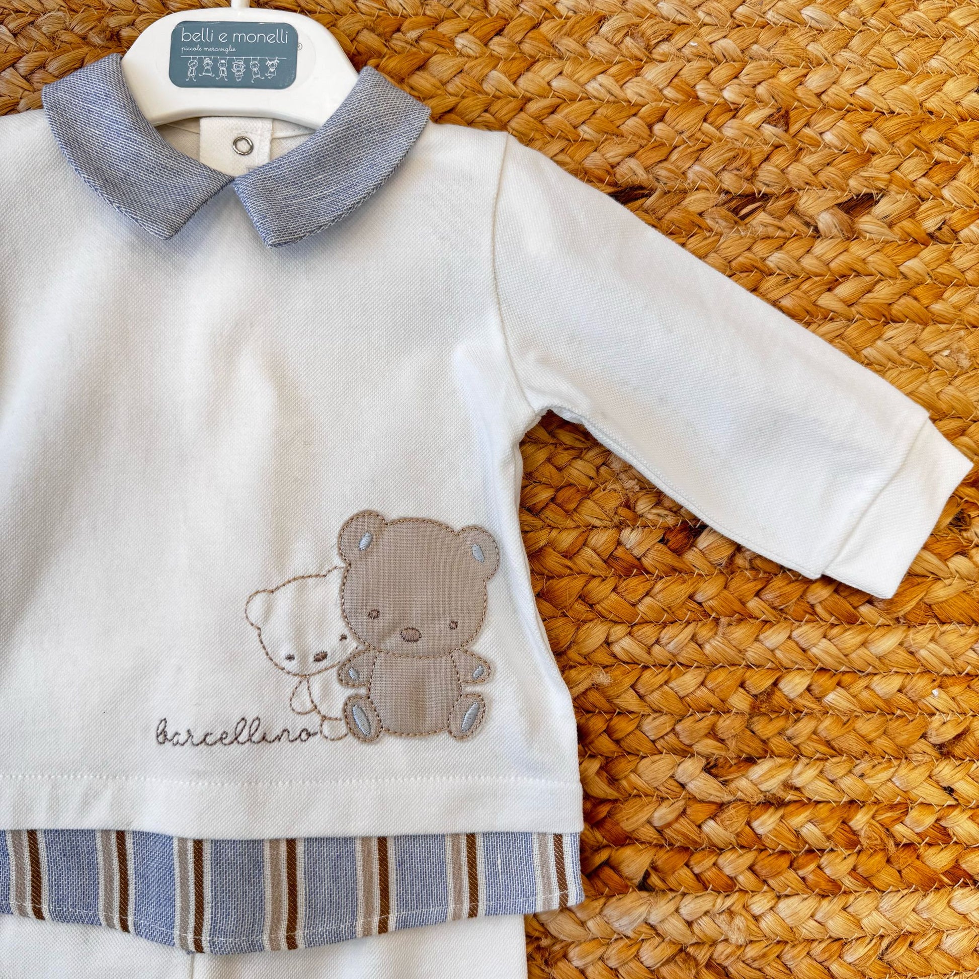 Dettaglio blusa in cotone con colletto melange e ricamo orsetti per neonato