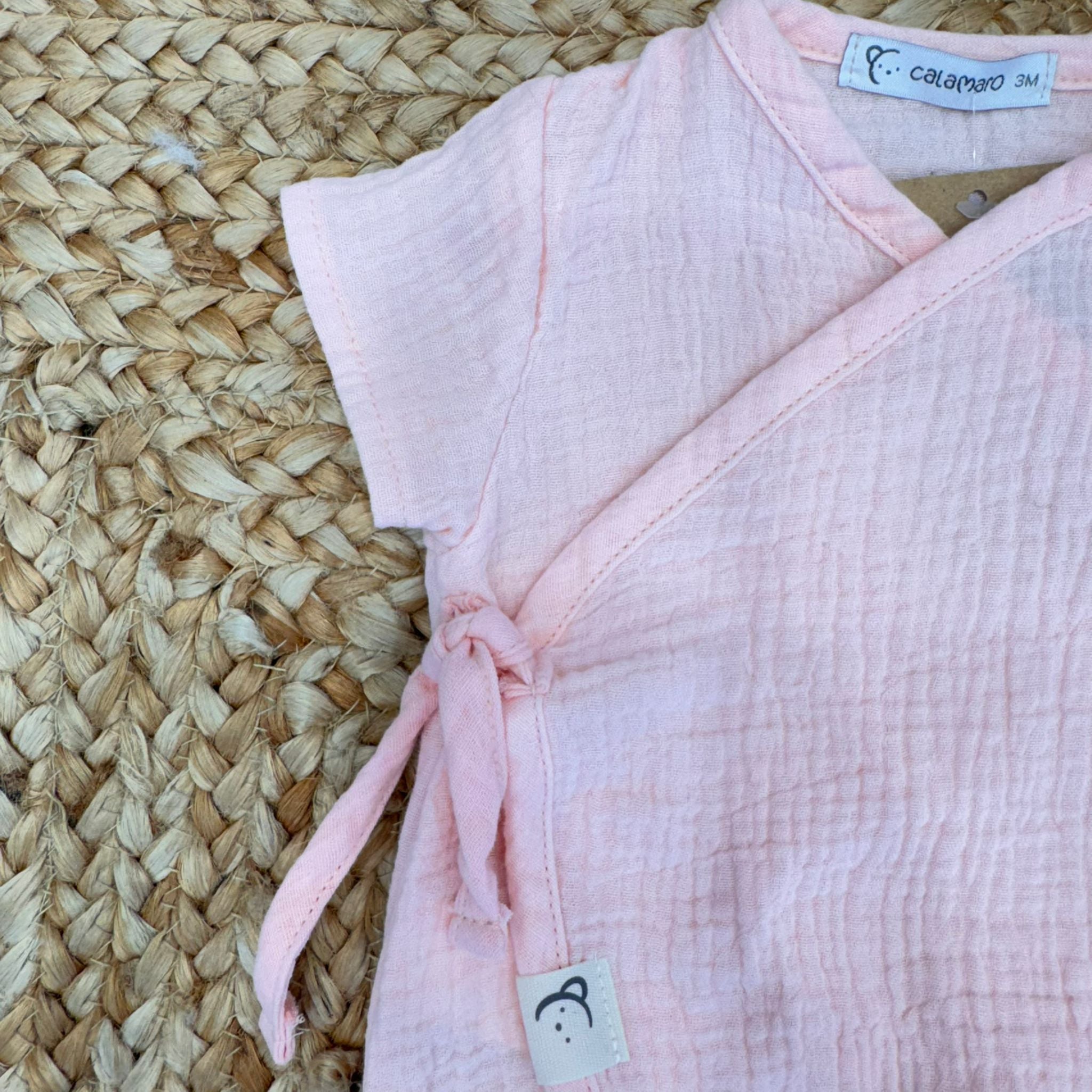 Body rosa neonato in cotone garzato leggero, modello kimono con chiusura a fiocco laterale

