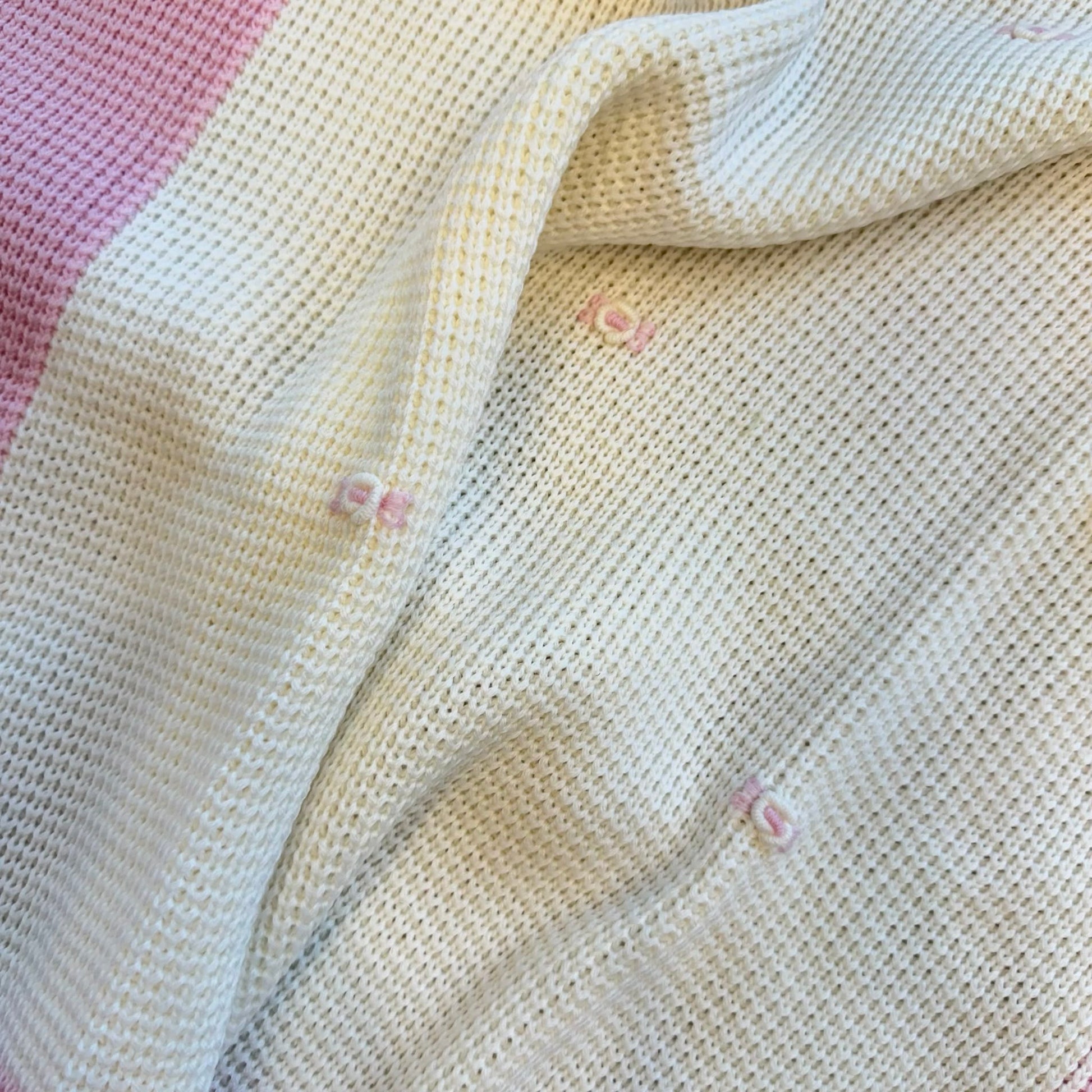 Uscita clinica neonata in pura lana con copertina latte e rosa confetto Made in Italy.