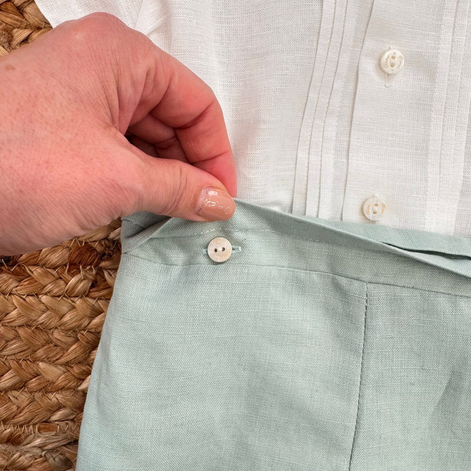 Dettaglio bottone laterale pantaloncino battesimo bimbo