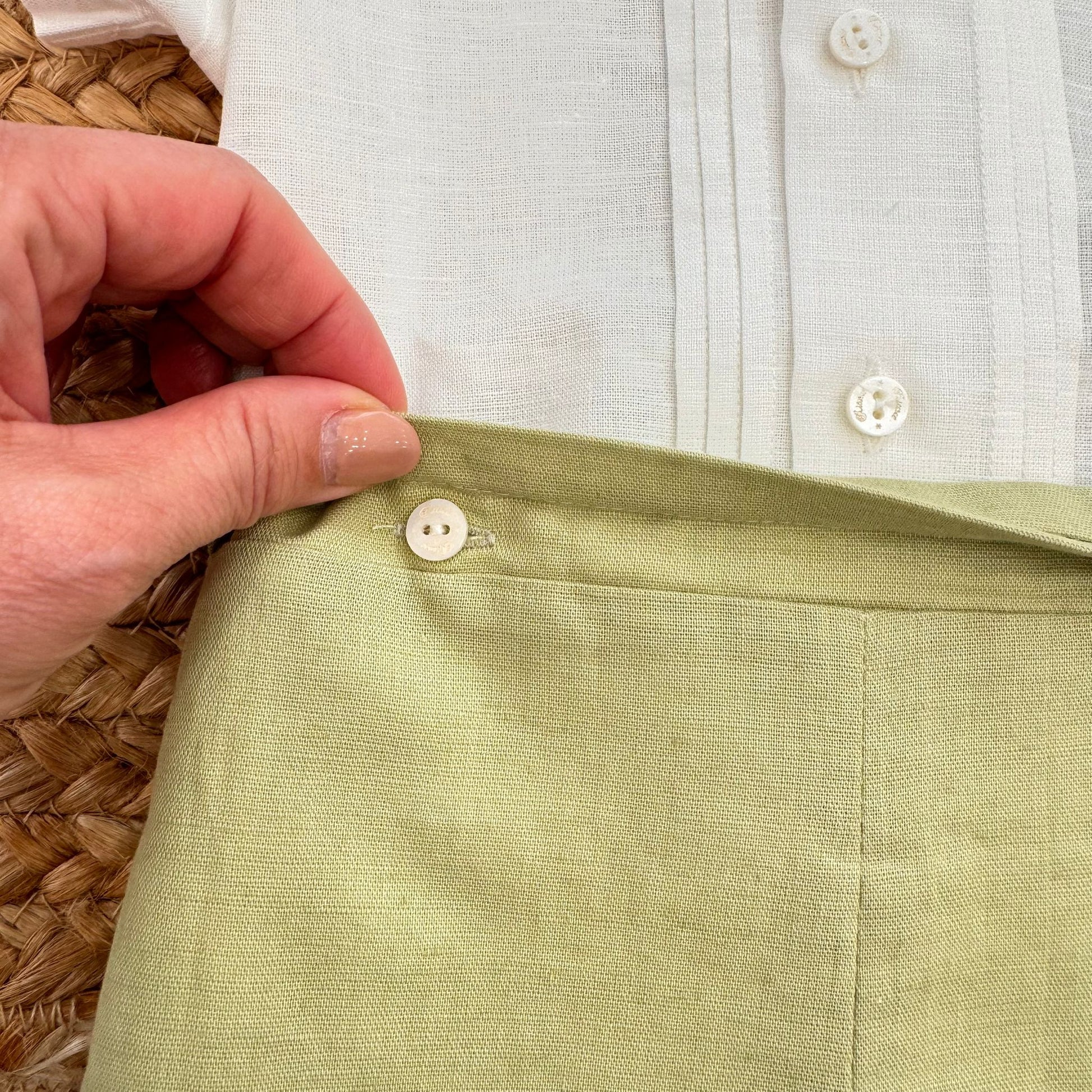 Dettaglio bottone laterale pantaloncino verde completo cerimonia bimbo