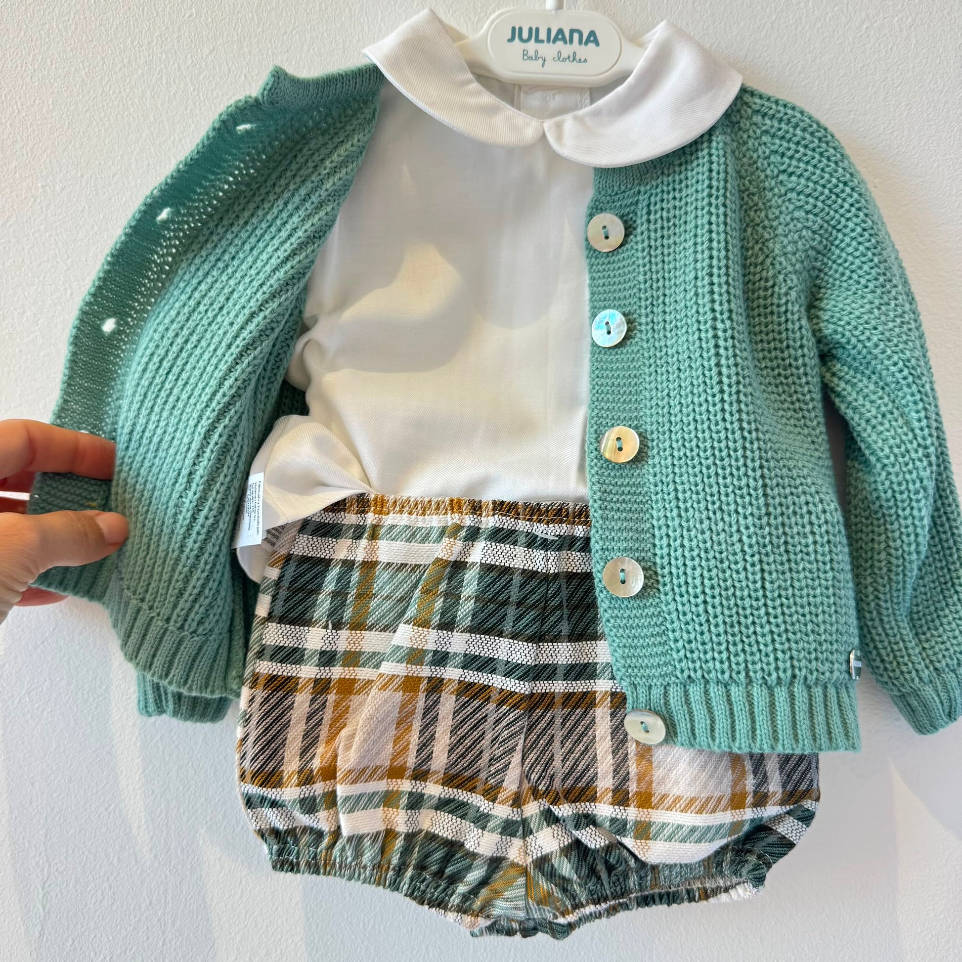 Completo bimbo con cardigan verde salvia, body bianco e pantaloncino scozzese Juliana.